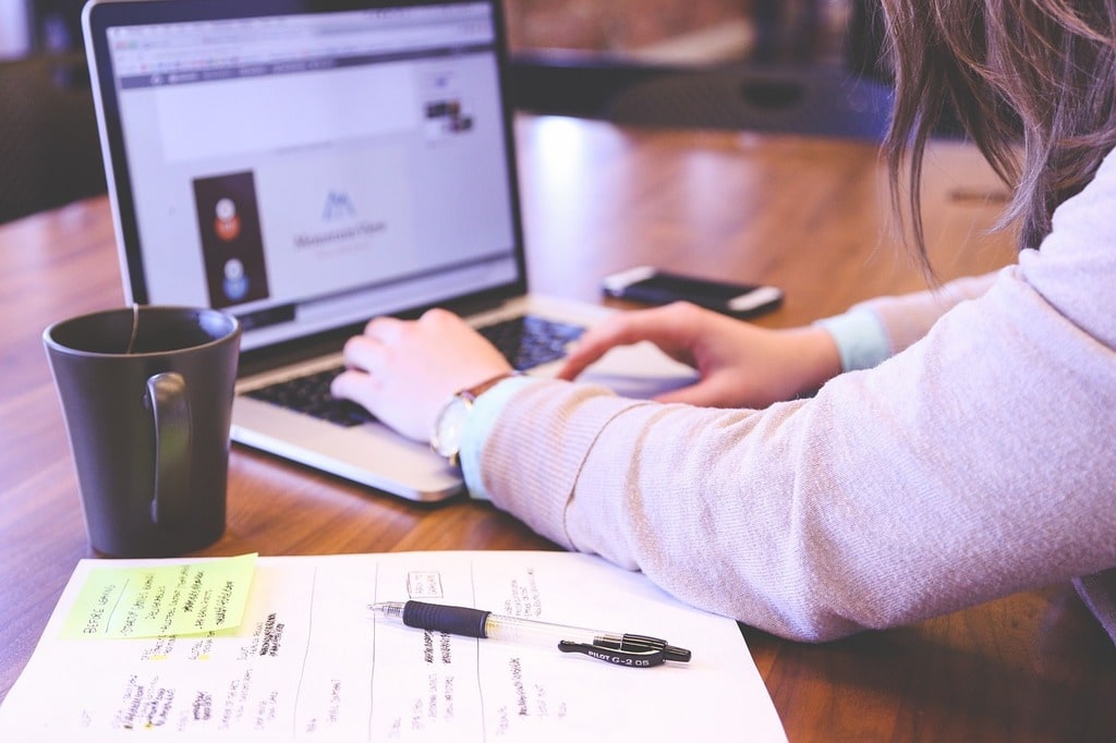 Avantages comparatifs des formations en présentiel et en ligne